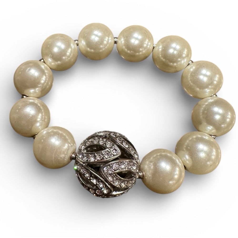 Elegant Pearl Bracelet‎ with Silver & Rhinestone Accent